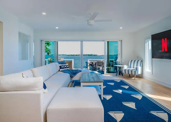 Holiday home The Blue Sapphire On Mineola Bay 3br 3ba Luxury Lakefront On Mineola Bay Stunning Views On Chain O Lakes Fox Lake